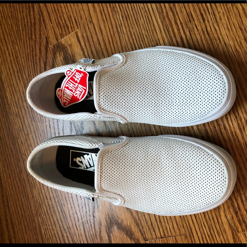 White Vans size 6 (women’s)- never worn!